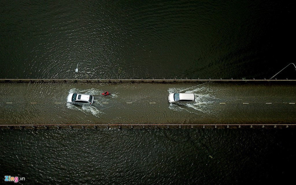 Nuoc lu dang, xe co chat vat vuot qua duong ngap ven do hinh anh 4