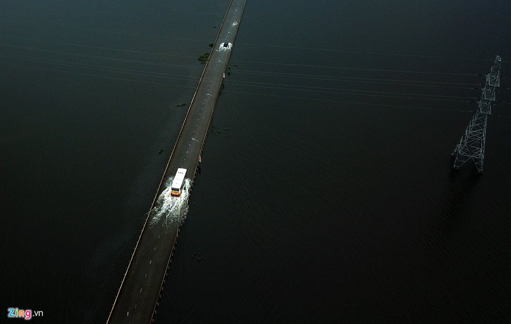 Nuoc lu dang, xe co chat vat vuot qua duong ngap ven do hinh anh 5