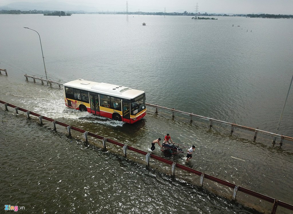 Nuoc lu dang, xe co chat vat vuot qua duong ngap ven do hinh anh 6