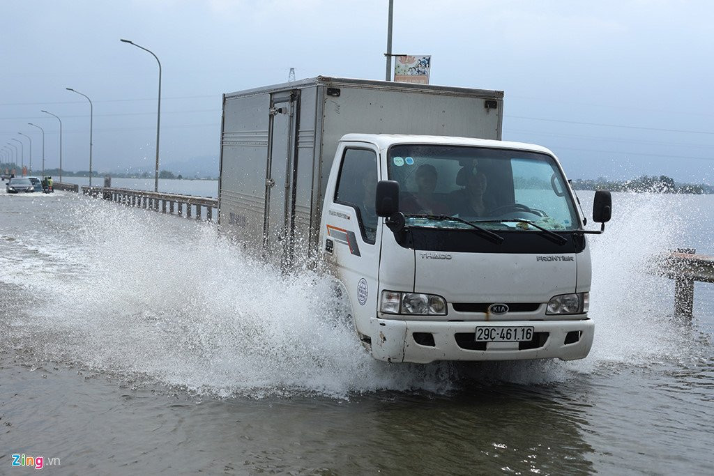Nuoc lu dang, xe co chat vat vuot qua duong ngap ven do hinh anh 7