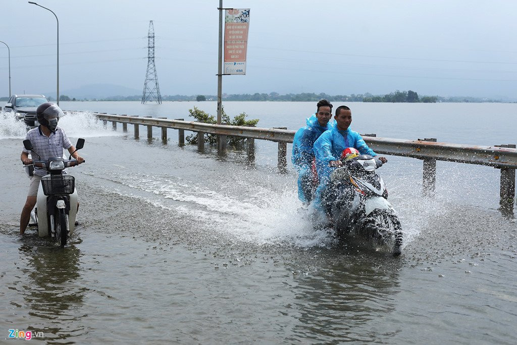 Nuoc lu dang, xe co chat vat vuot qua duong ngap ven do hinh anh 8