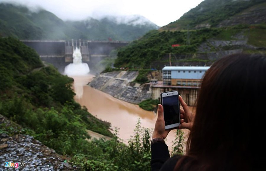 Dan dung xem thuy dien lon nhat Bac Trung Bo xa lu hinh anh 6