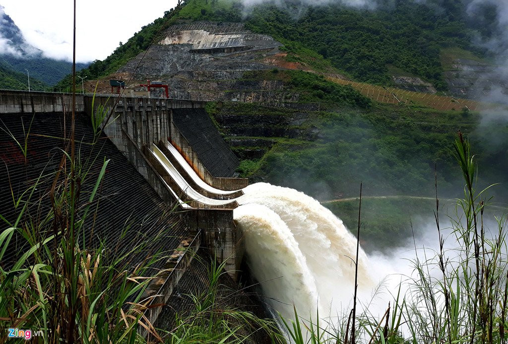 Dan dung xem thuy dien lon nhat Bac Trung Bo xa lu hinh anh 1