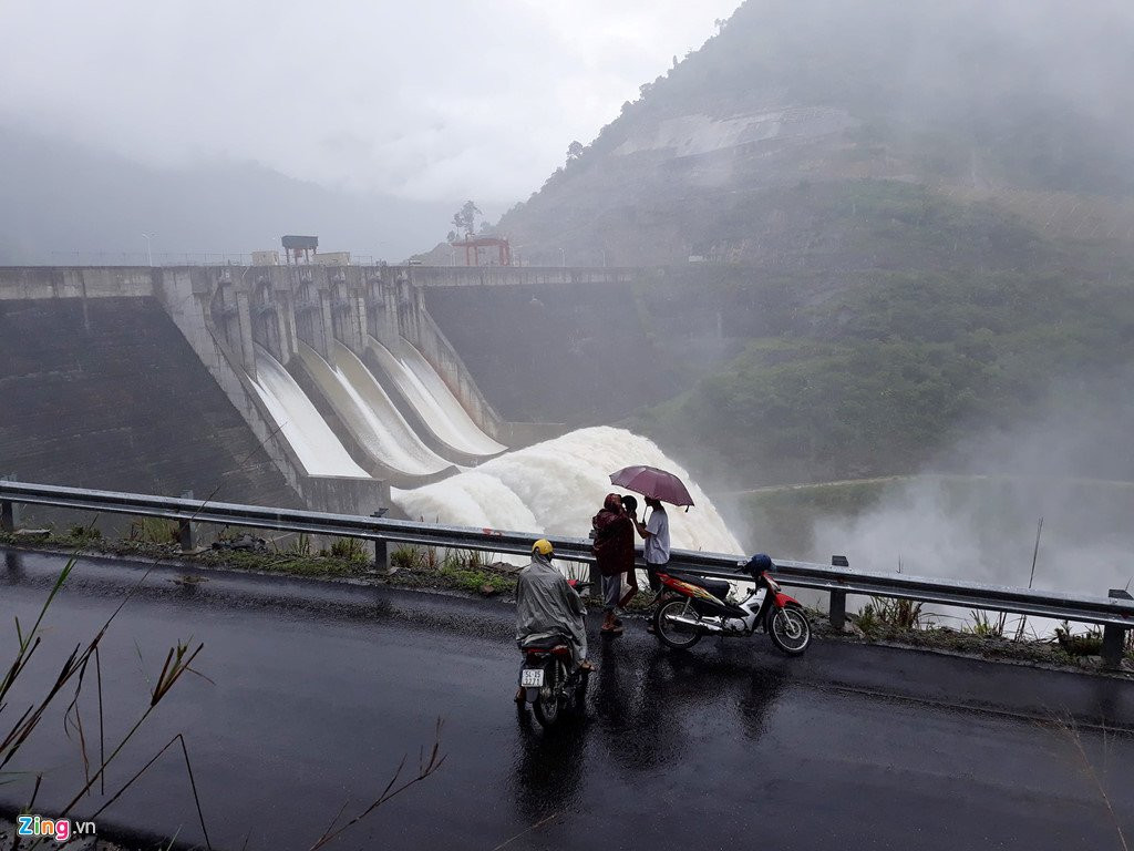 Dan dung xem thuy dien lon nhat Bac Trung Bo xa lu hinh anh 3