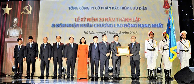 Tổng công ty Bảo hiểm Bưu điện PTI vinh dự đón nhận Huân chương Lao động hạng Nhất của Chủ tịch nước trao tặng.
