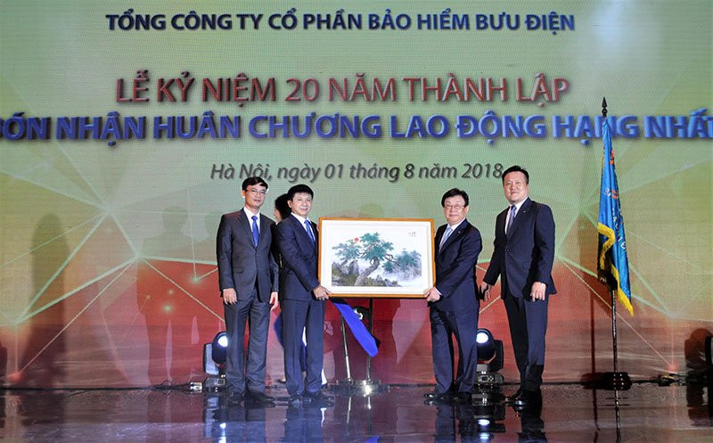 Ông Kim Jeong Nam, Chủ tịch HĐQT Công ty Bảo hiểm DB tặng bức tranh Cây thông cho Tổng công ty Bảo hiểm Bưu điện PTI với mong muốn PTI luôn trường tồn, có sức sống mãnh liệt.