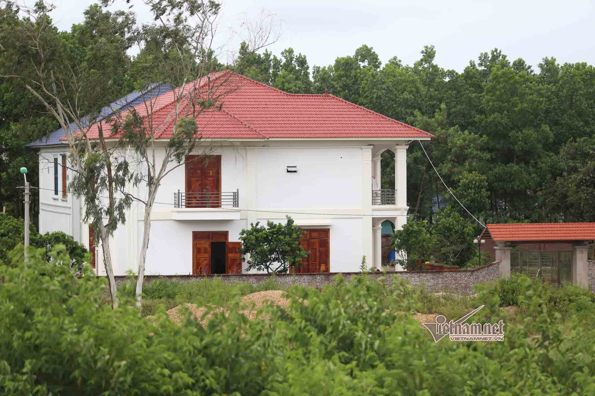 Bí ẩn dãy biệt thự mọc trên đất rừng ở Vĩnh Phúc