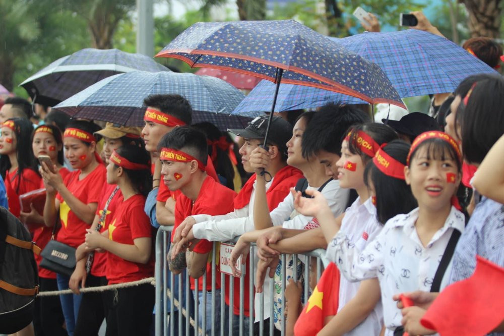 bat-chap-mua-em-gai-mua-van-doi-don-u23-ve-nuoc-5 15