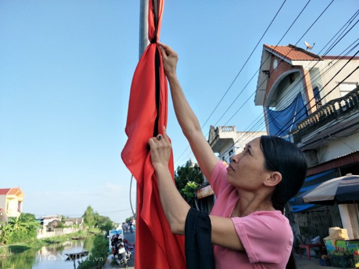 Nguoi-dan-que-nha-treo-co-ru-trong-ngay-Quoc-tang-Chu-tich-nuoc-Tran-dai-Quang-10-1537927391-width600height450 9