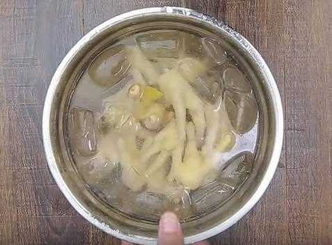 cong-thuc-lam-mon-chan-ga-bop-sa-tac-cua-co-gai-tre-thu-hut-1477993464