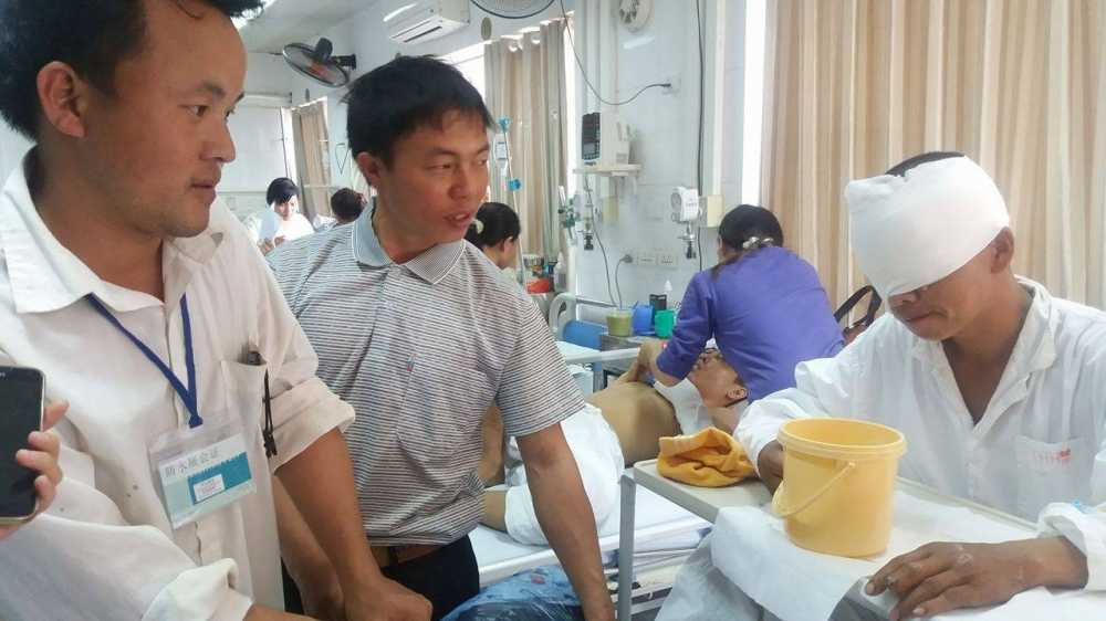 Nguoi-dan-ong-dan-toc-mong-hai-mang-bi-gau-vo-moc-hong-2_mat-trong-thuong-2