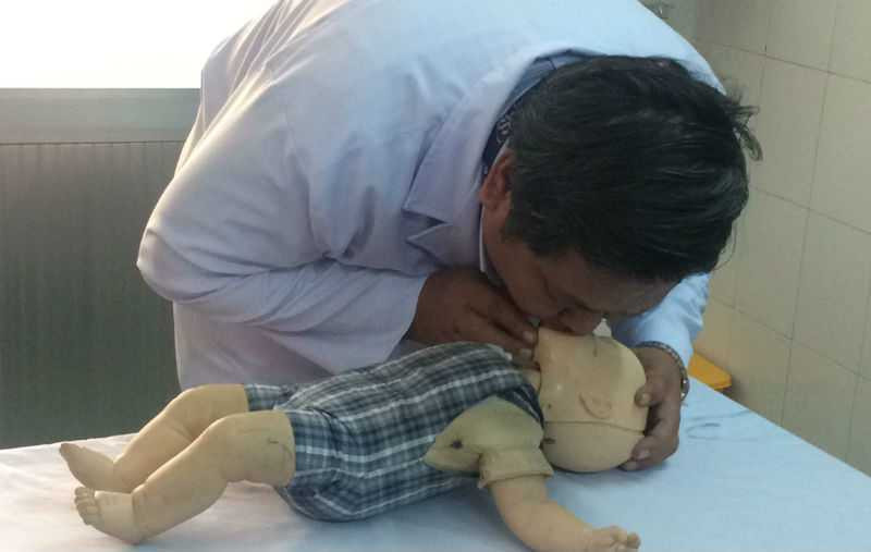 20170306130902-tre-tu-vong-do-an-rau-cau-duoi-nuoc-ngay-trong-nha-01