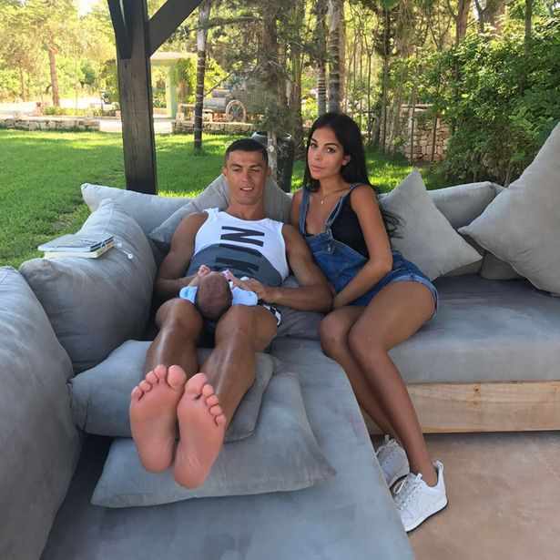 Cristiano-Ronaldo-with-his-newborn-baby-and-girlfriend-Georgina-Rodriguez