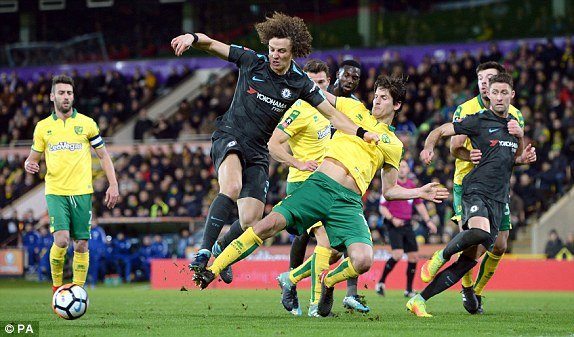 1515265546365_lc_galleryImage_Chelsea_s_David_Luiz_left