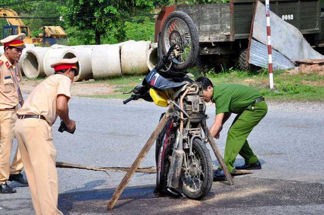 Công an đang dựng lại hiện trường vụ tai nạn - Ảnh: TẤN VŨ