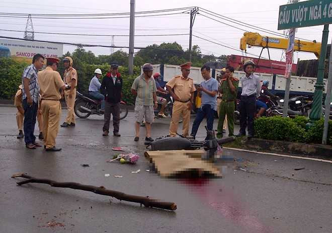 Truy tim phuong tien tong chet co gai o Sai Gon roi bo tron hinh anh 1