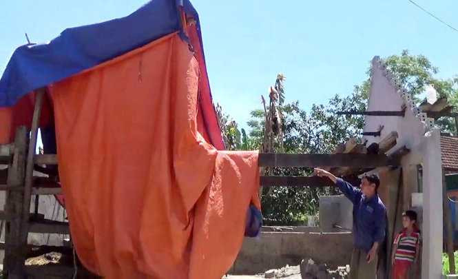 Một nhà chứa rơm, chuồng gia súc của người dân ở làng Luân Phượng, xã Đồng Văn, huyện Thanh Chương (Nghệ An) cháy chỉ còn trơ lại khung - Ảnh: DOÃN HÒA