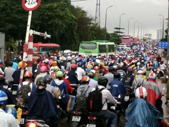 Giao thông tê liệt ở cầu Bình Triệu 2