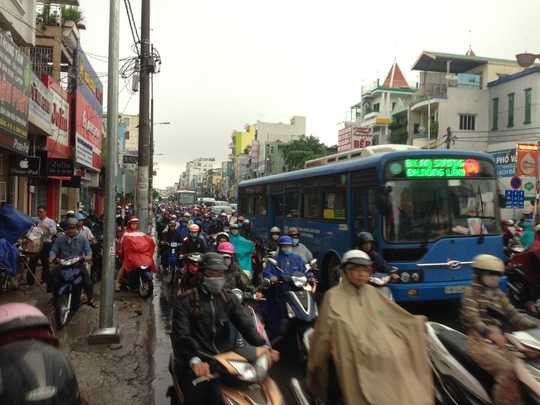 Làm lũi di chuyển trong mưa