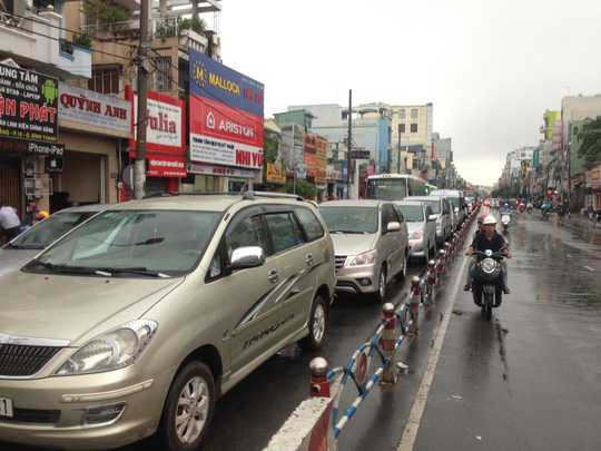 Dòng ô tô gần như không thể di chuyển, trong khi xe máy phải đi ngược chiều tại nút giao thông Bạch Đằng - Đinh Bộ Lĩnh
