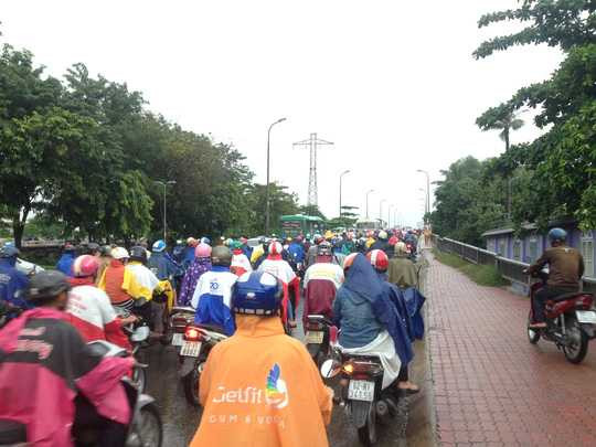 Cầu Bình Triệu 2 kẹt cứng trong buổi sáng đầu tuần do mưa