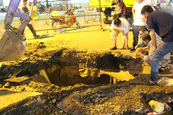 Hiện trường vụ hố tử thần tại giao lộ Nguyễn Ảnh Thủ giao Tô Ký (Q.12, TP.HCM) - Ảnh: LÊ PHAN