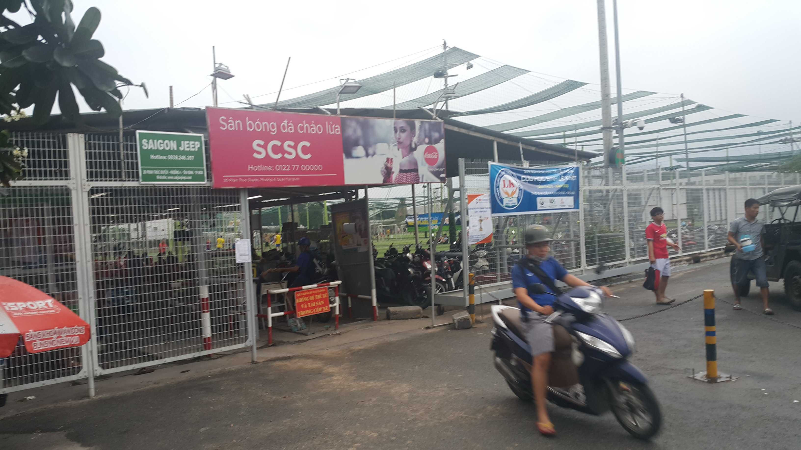 Sân bóng đá Chảo Lửa tại P.4, Q.Tân Bình (TP.HCM) là nơi được đề xuất xây hồ điều hòa chứa nước, chống ngập cho sân bay Tân Sơn Nhất - Ảnh: GIA TIẾN