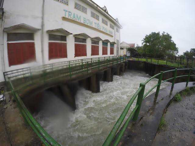 nghe an: khong xa nuoc ho vuc mau, ql 7 bi chia cat hinh anh 2