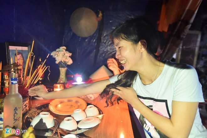 Dam tang me phai dung tu xa vai vong vi lu ngan cach hinh anh 3
