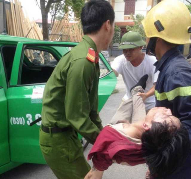 Người dân cùng lực lượng cứu hộ phải phá cửa xông vào đám cháy cứu nạn nhân ra ngoài đưa đi cấp cứu.