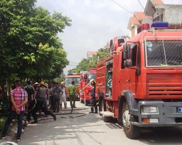 Lực lượng Cảnh sát PCCC Ninh Bình nhanh chóng có mặt tại hiện trường dập tắt đám cháy.