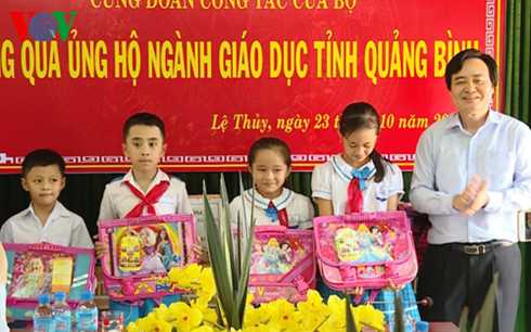 bo truong phung xuan nha tham tang qua thay tro vung lu quang binh hinh 2