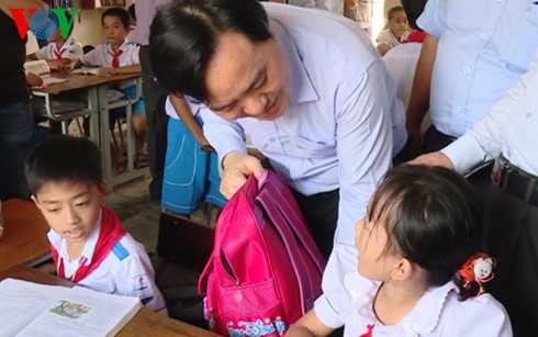 bo truong phung xuan nha tham tang qua thay tro vung lu quang binh hinh 3