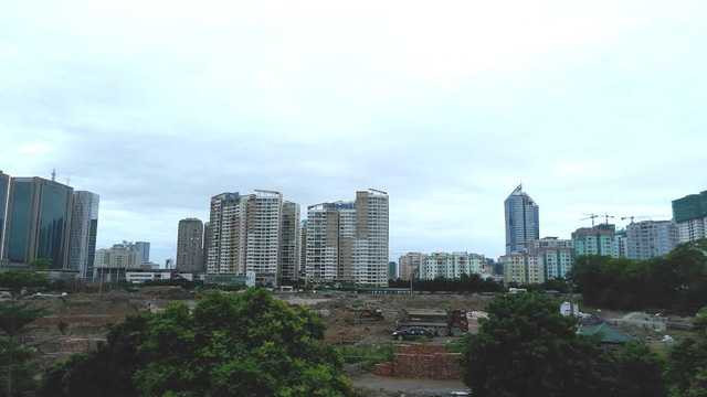 Tiền đổ vào đầu cơ bất động sản làm xuất hiện thế hệ đại gia giàu sổi. Ảnh: L.Bằng