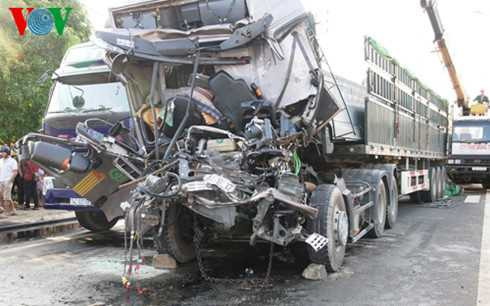 hai xe va cham tai xe tu vong mac ket trong cabin hinh 1