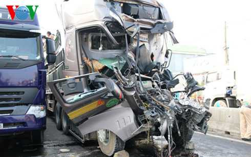 hai xe va cham tai xe tu vong mac ket trong cabin hinh 2