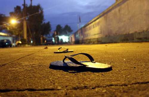 Trong lúc bỏ chạy, nhiều học viên đã bỏ luôn dép đi bằng chân đất. Đến sáng nay, có gần 150 học viên đã được đưa trở lại trại.