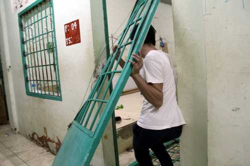 Mỗi phòng của trung tâm rộng khoảng 30 m2. Một cánh cửa khác không cần đập bể bức tường vẫn có thể thoát ra ngoài nhờ bẻ gãy 2 chốt bản lề.