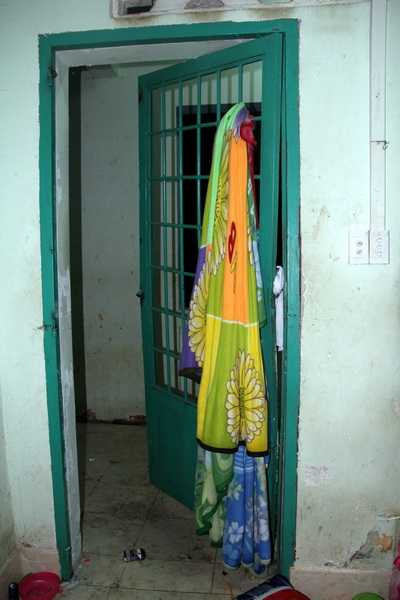 Chăn đắp được các học viên dùng để bẻ cửa.