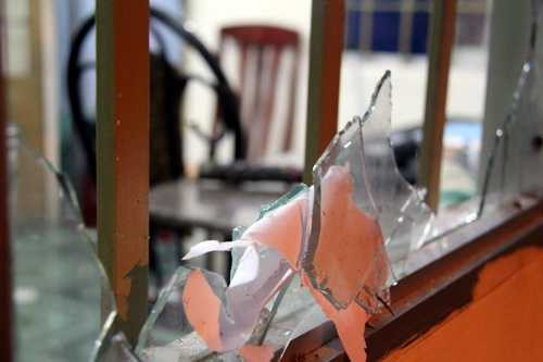 Sau khi kéo ra cổng bảo vệ gây sức ép mở cửa chính, nhiều thành phần quá khích đã dùng gạch, gậy đập vỡ kính phòng bảo vệ. Do lực lượng quá mỏng, chỉ hơn 10 người, các bảo vệ không thể chống trả.