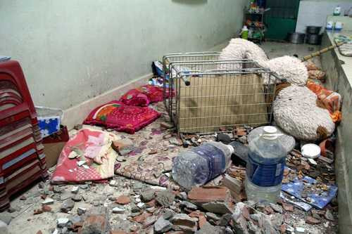 Cảnh bên trong phòng các học viên ngổn ngang.