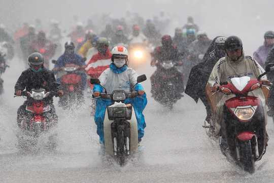 Mưa trắng trời ở TP HCM sáng 25-10