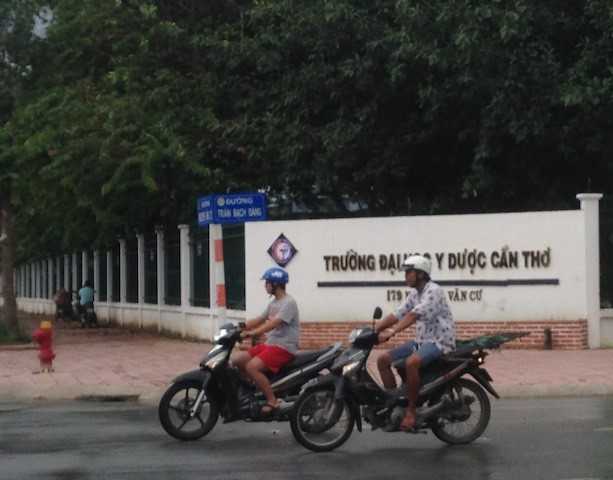 Nam sinh vien mat tich cung xe Exciter mau do hinh anh 2