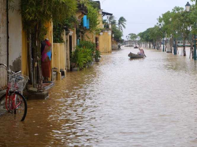 Tuyến đường Bạch Đằng chạy dọc ven sông Hoài ngập trong biển nước - Ảnh: THANH BA