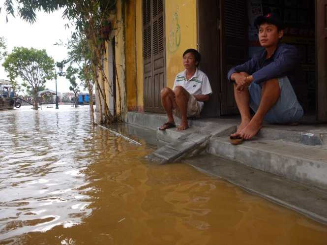 Người dân dõi theo mực nước đang lên - Ảnh: THANH BA