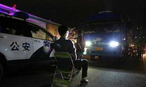 Người bật đèn sai luật tại Thâm Quyến, Trung Quốc bị phạt nhìn đèn pha ôtô trong một phút. Ảnh: QQ.com