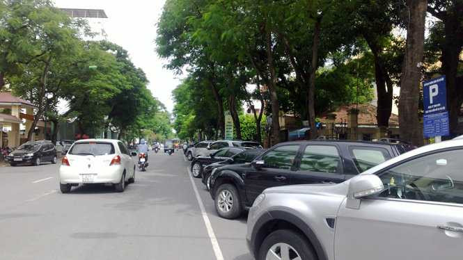 thay vì đỗ xe cố định một bên lòng đường, Hà Nội sẽ thí điểm đậu xe dưới lòng đương theo ngày chẵn - lẻ tương ứng với dãy số nhà bên chẵn - bên lẻ (ảnh: một điểm trông xe ở đường Lý Thường Kiệt, Hà Nội) - Ảnh: T.PHÙNG