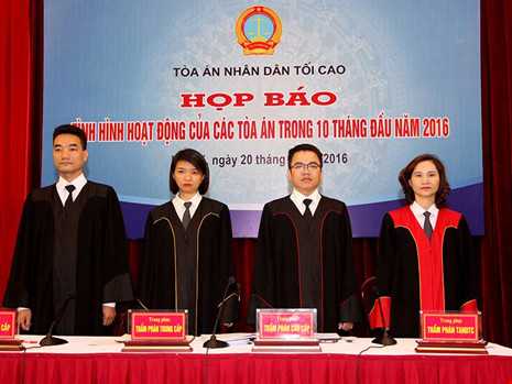 Ngày đầu tiên thẩm phán TAND Tối cao mặc áo thụng - ảnh 1