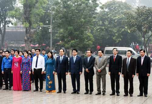 Đoàn đại biểu TP Hà Nội đặt vòng hoa tưởng niệm tại Tượng đài Lê Nin. Ảnh: Giang Huy.