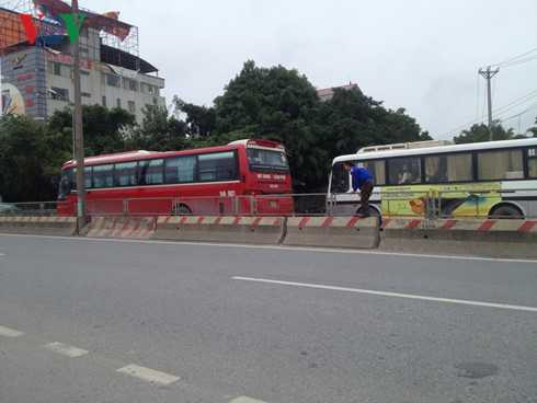 vi sao dan mang gach da chan duong bac thang long-noi bai? hinh 9